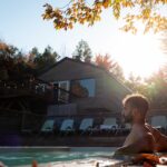 Baignade en piscine chauffée sous les feuilles d'automne chez Station Chêne Rouge, North Hatley