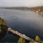 Vue aérienne du lac Massawippi et de North Hatley sous les couleurs d'automne