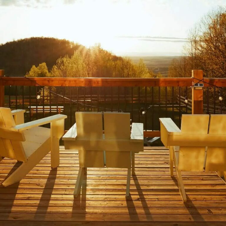 Read more about the article Première fois en glamping : quoi apporter (et quoi laisser chez toi)