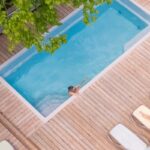 Piscine chauffée du Dayclub vue du ciel chez Station Chêne Rouge, North Hatley