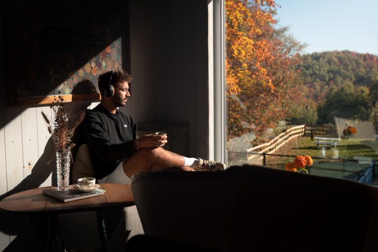 Read more about the article Tourisme du sommeil : c’est quoi, et pourquoi la forêt fait mieux que l’hôtel